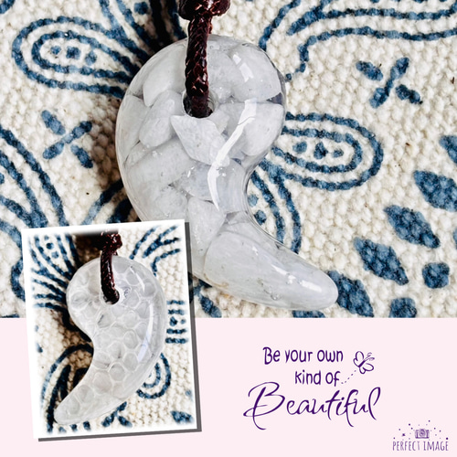 赤目白蛇抜け殻入】＊天然石の守護勾玉＊まがたまペンダント