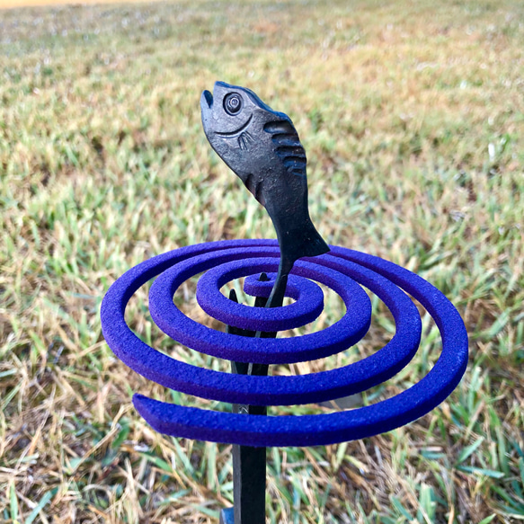 お魚跳ねる　ロートアイアン製　蚊取り線香ホルダー 3枚目の画像