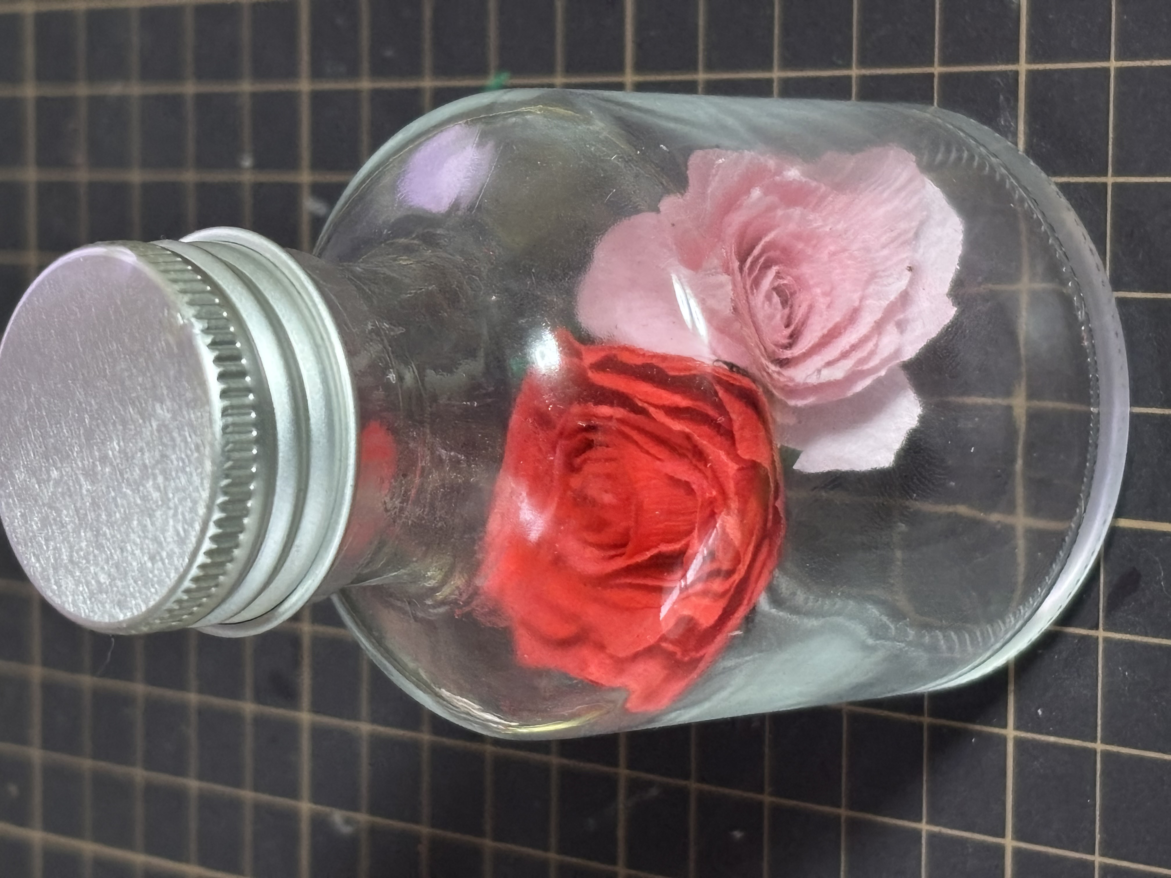 小瓶の中に咲くバラ