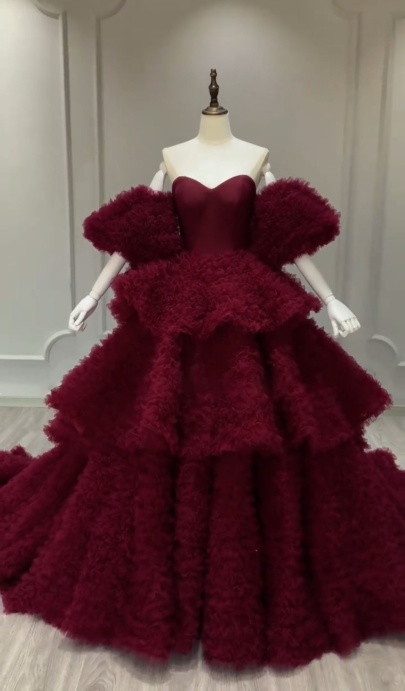 素材感が際立つ美しい１着！取り外し可能お袖パフスリーブ　ラッフルスカート　ギャザー　目立つ　チュール結婚式披露宴お呼ばれ