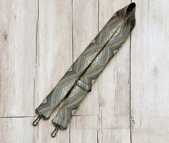 50mm太幅・斜め掛けショルダーストラップ濃灰べルト+シャンタン風の生地に銀系+金茶の豪華な波のような刺繍ショルダー 5枚目の画像