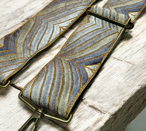 50mm太幅・斜め掛けショルダーストラップ濃灰べルト+シャンタン風の生地に銀系+金茶の豪華な波のような刺繍ショルダー 1枚目の画像