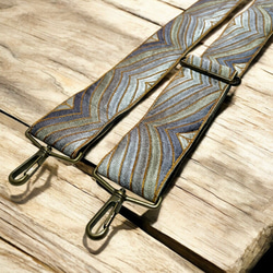 50mm太幅・斜め掛けショルダーストラップ濃灰べルト+シャンタン風の生地に銀系+金茶の豪華な波のような刺繍ショルダー 2枚目の画像