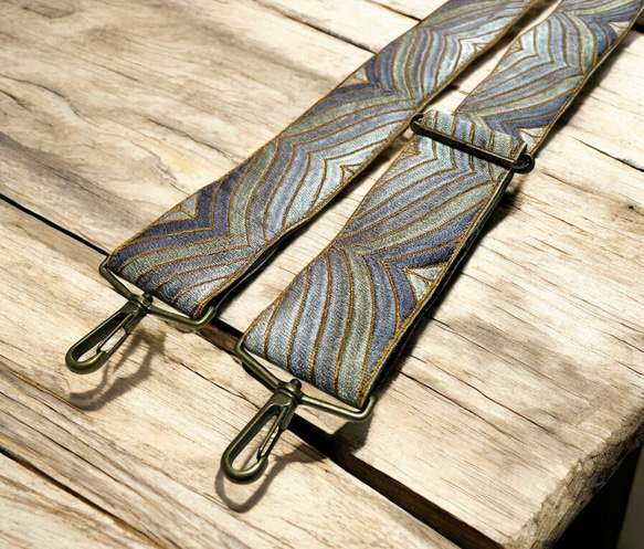 50mm太幅・斜め掛けショルダーストラップ濃灰べルト+シャンタン風の生地に銀系+金茶の豪華な波のような刺繍ショルダー 2枚目の画像