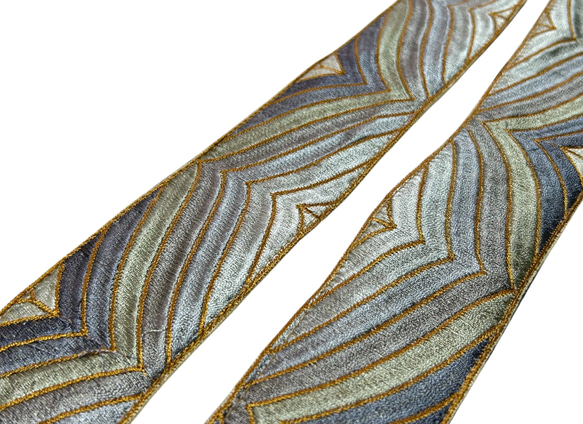 50mm太幅・斜め掛けショルダーストラップ濃灰べルト+シャンタン風の生地に銀系+金茶の豪華な波のような刺繍ショルダー 3枚目の画像