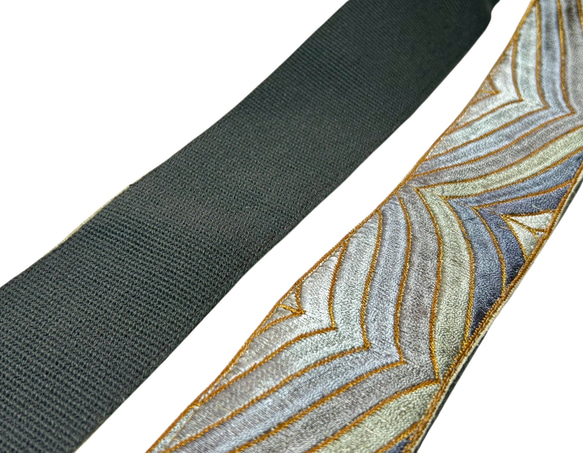 50mm太幅・斜め掛けショルダーストラップ濃灰べルト+シャンタン風の生地に銀系+金茶の豪華な波のような刺繍ショルダー 4枚目の画像