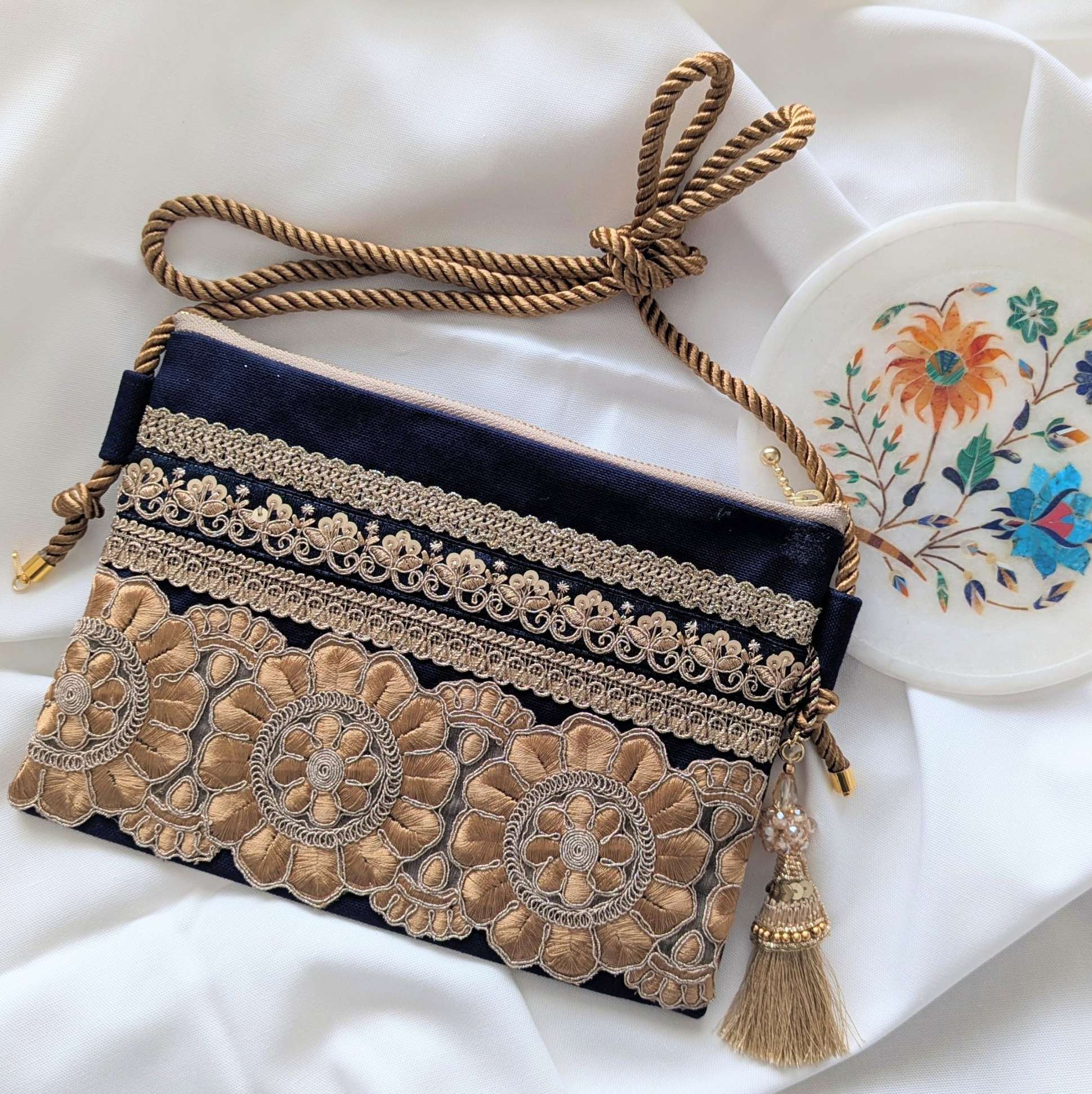 【Sacoche like an accessory…Floral embroidery】