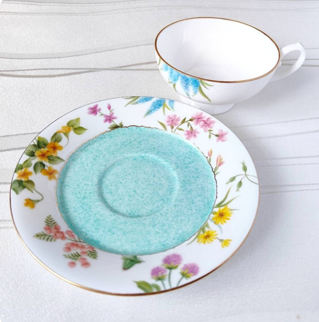 花咲く庭のティータイム　手描きのカップ＆ソーサーⅡ