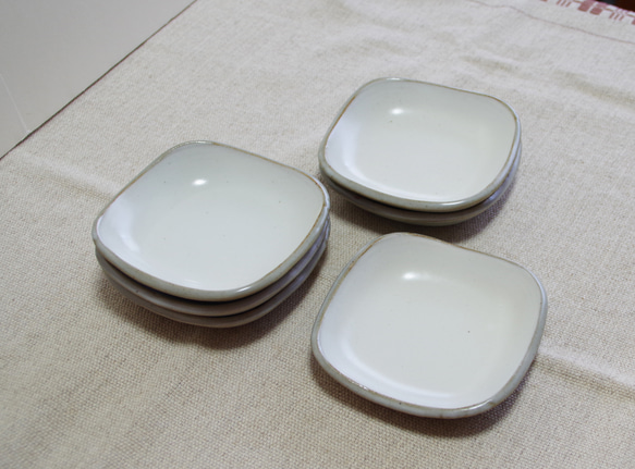 ゆるい四角の小皿 一辺11.5cm 2枚目の画像