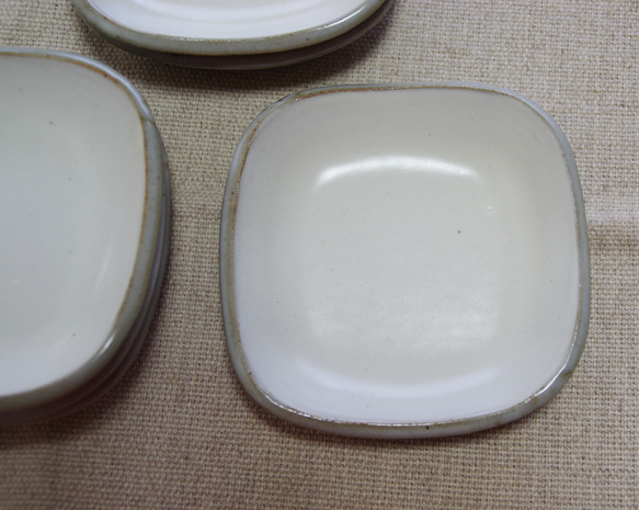 ゆるい四角の小皿 一辺11.5cm 4枚目の画像