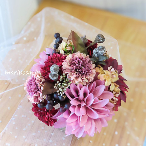 大人可愛い秋色ピンクのフラワーアレンジ・くすみ系ピンクダリアと秋の
