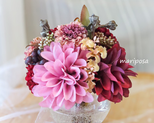 大人可愛い秋色ピンクのフラワーアレンジ・くすみ系ピンクダリア