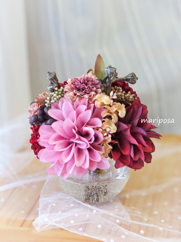 大人可愛い秋色ピンクのフラワーアレンジ・くすみ系ピンクダリアと秋の
