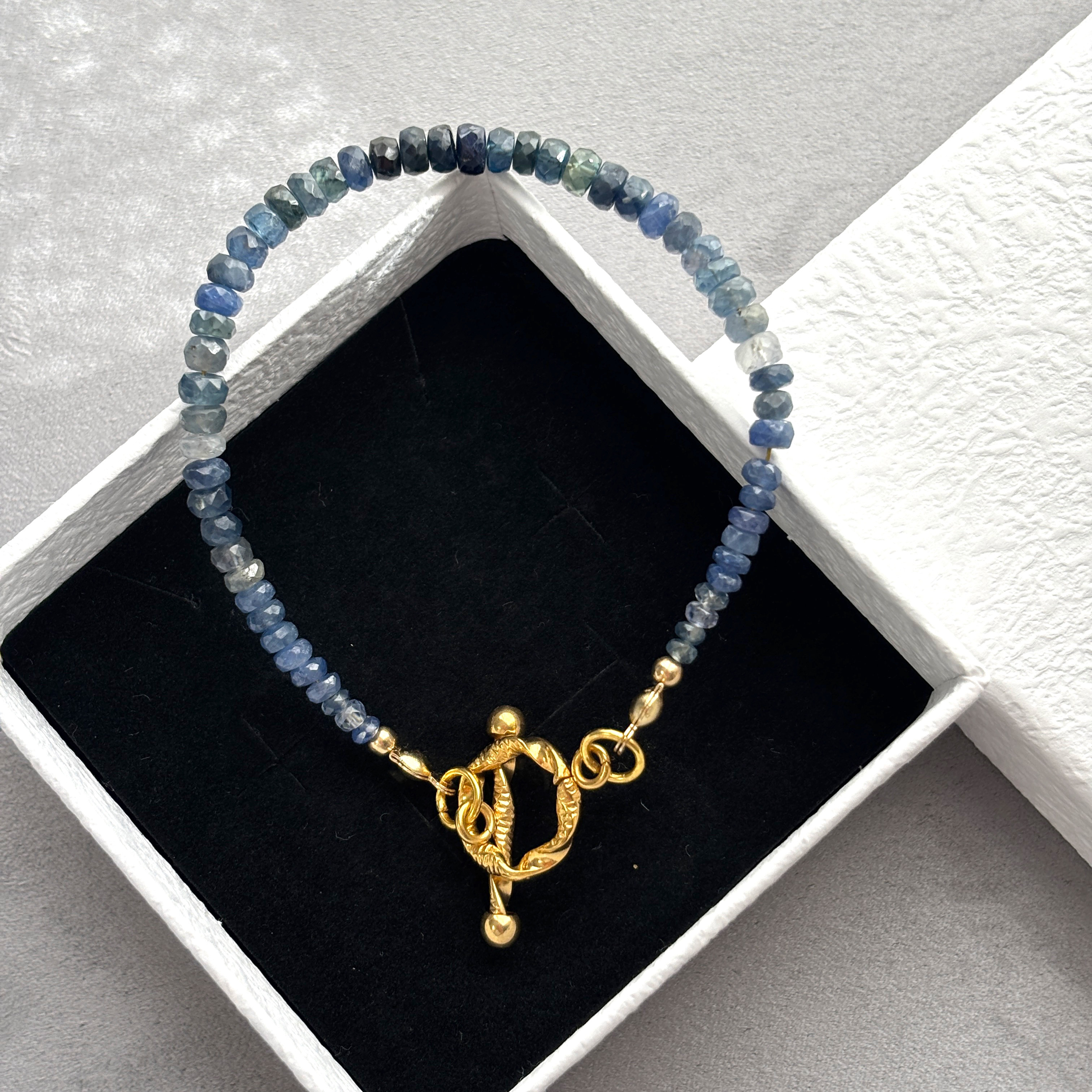 【天然石】夜空をとじこめた＊ブルーサファイアボタンカットのステンレスブレスレット＊サイズ調整無料＊誕生石