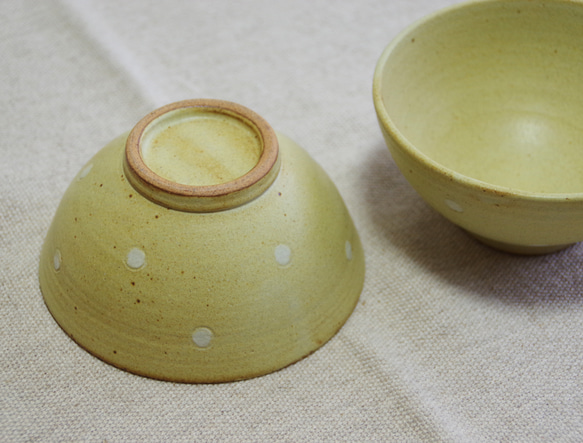 ちょっと大きめの苅安色(ドット柄) のご飯茶碗 Φ12.5cm 3枚目の画像