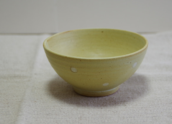 ちょっと大きめの苅安色(ドット柄) のご飯茶碗 Φ12.5cm 1枚目の画像