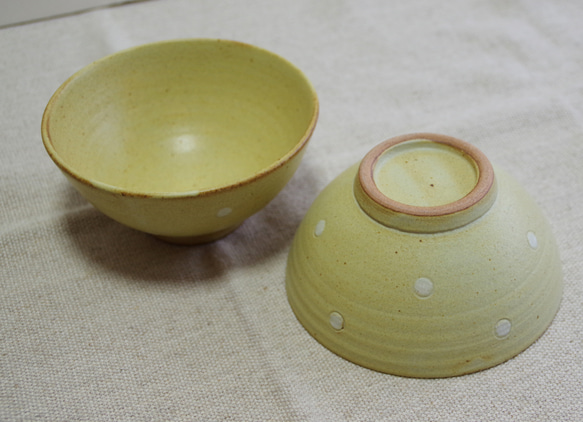 ちょっと大きめの苅安色(ドット柄) のご飯茶碗 Φ12.5cm 4枚目の画像