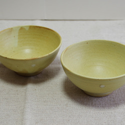 ちょっと大きめの苅安色(ドット柄) のご飯茶碗 Φ12.5cm 2枚目の画像