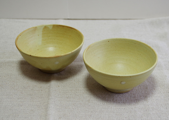 ちょっと大きめの苅安色(ドット柄) のご飯茶碗 Φ12.5cm 2枚目の画像