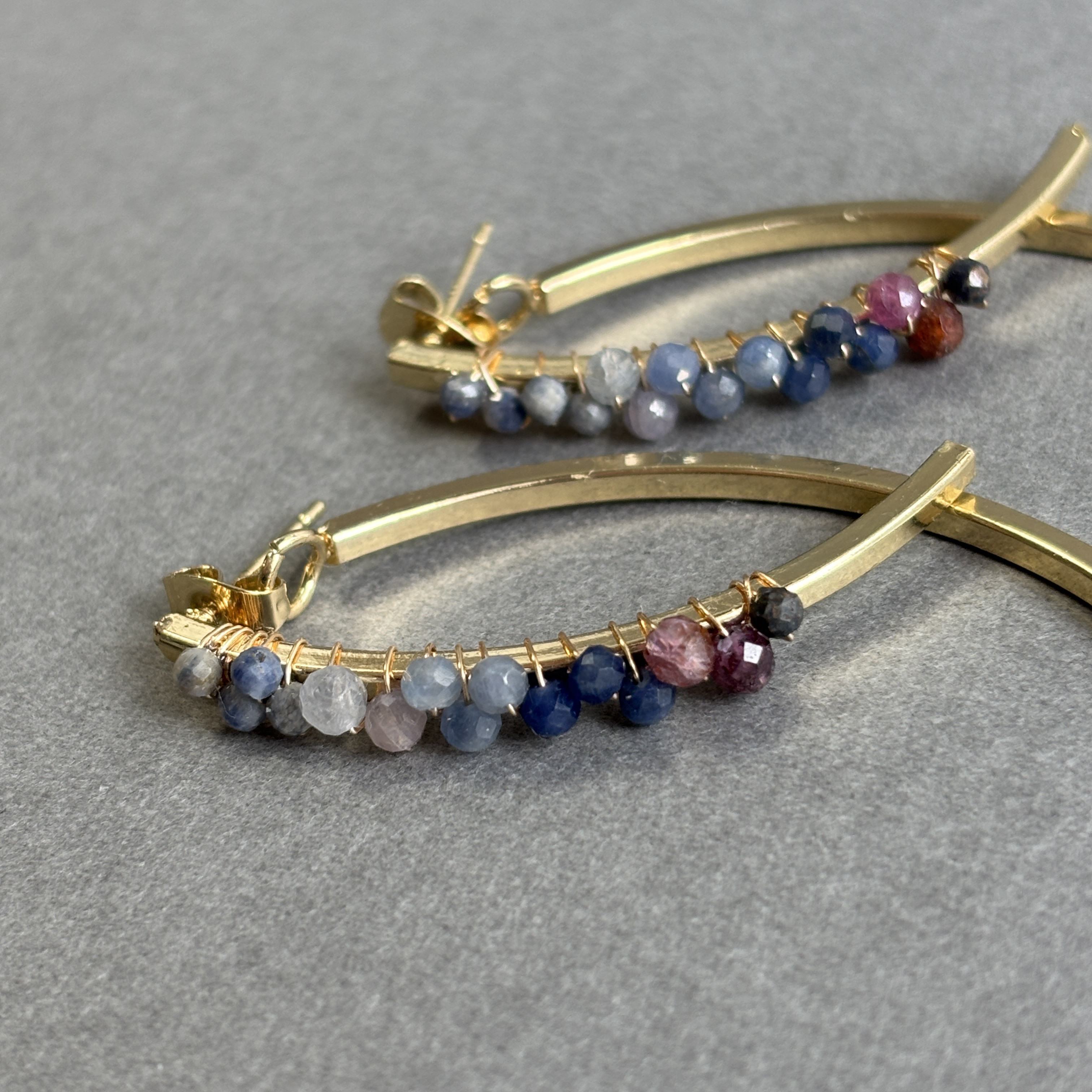 【天然石】多彩な輝き＊マルチカラーのサファイアステンレスピアス