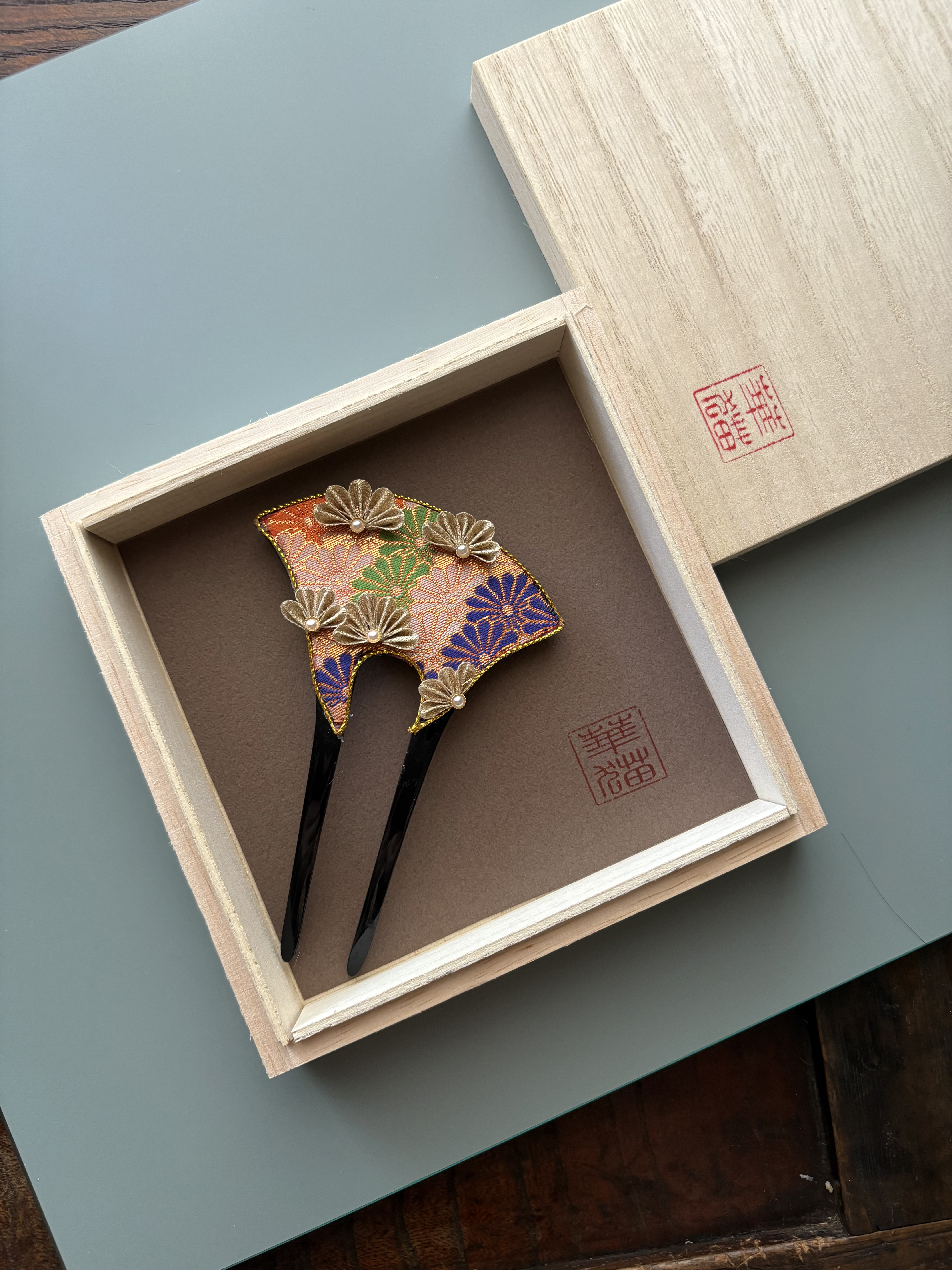 再販　華猫　バチかんざし「菊花錦（きっかにしき）」和の贈り物　つまみ細工　髪飾り　定形外送料無料