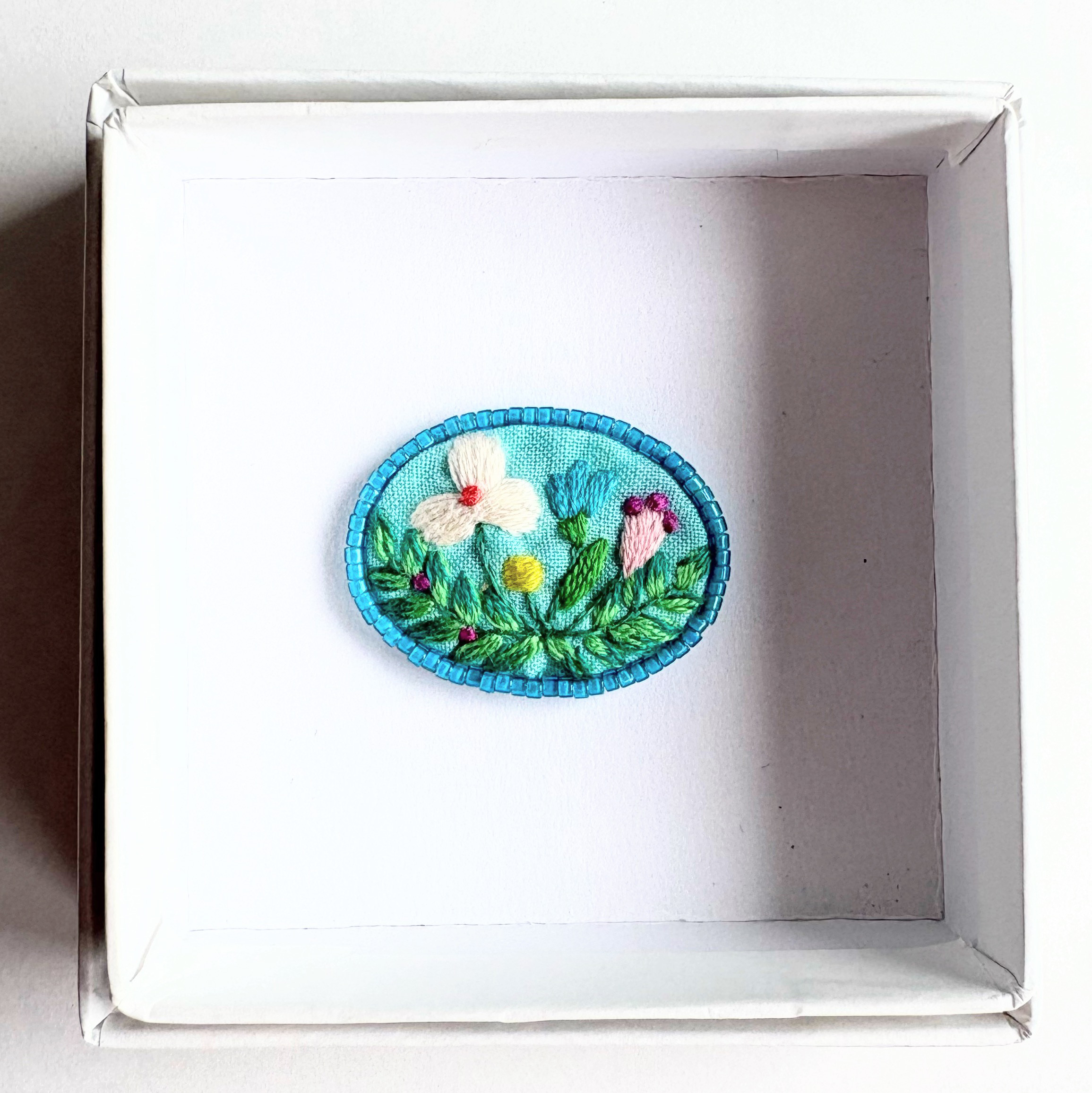 ビーズで飾った小さなお花のミニ刺繍ブローチ【botanical】#387