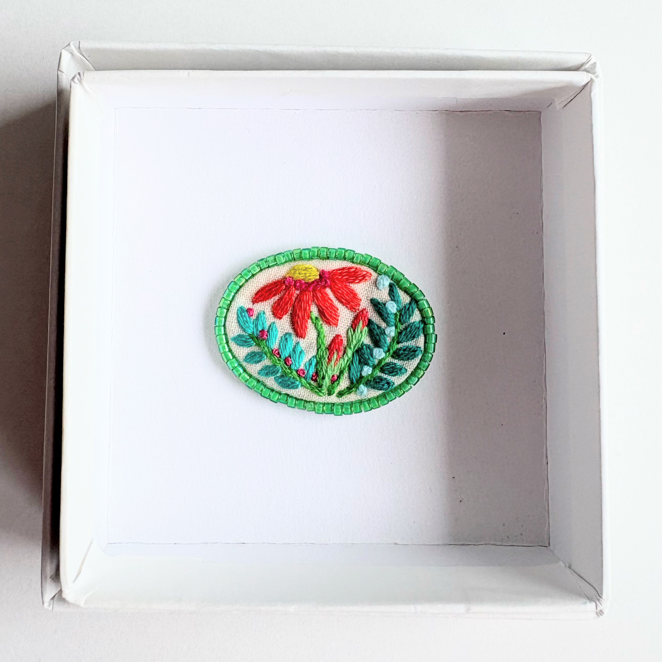 ビーズで飾った小さなお花のミニ刺繍ブローチ【botanical】#389