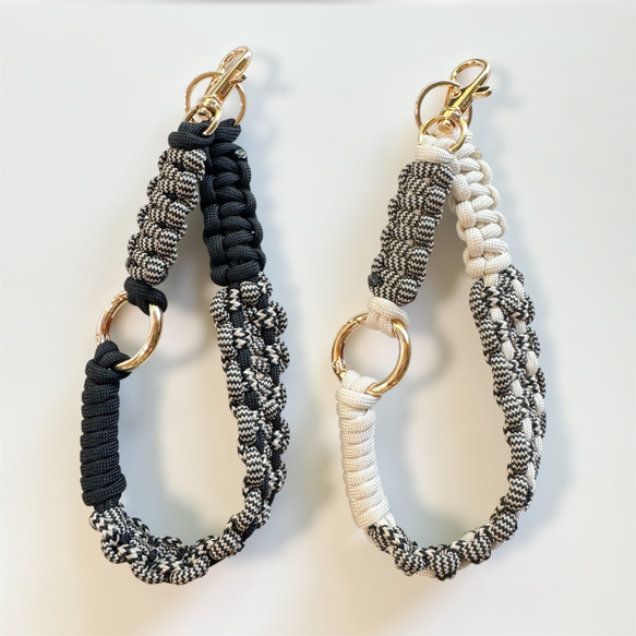 丈夫でおしゃれなハンドストラップ｜スマホ・カメラ・バッグ用｜パラコード編み｜プチギフト 1枚目の画像