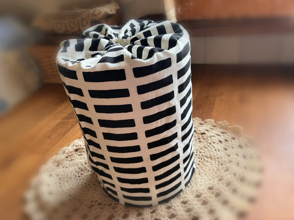 ☆ミルク缶カバー☆黒☆北欧☆ポットン落としに☆元保育士ママ☆手作りおもちゃ♫ 1枚目の画像