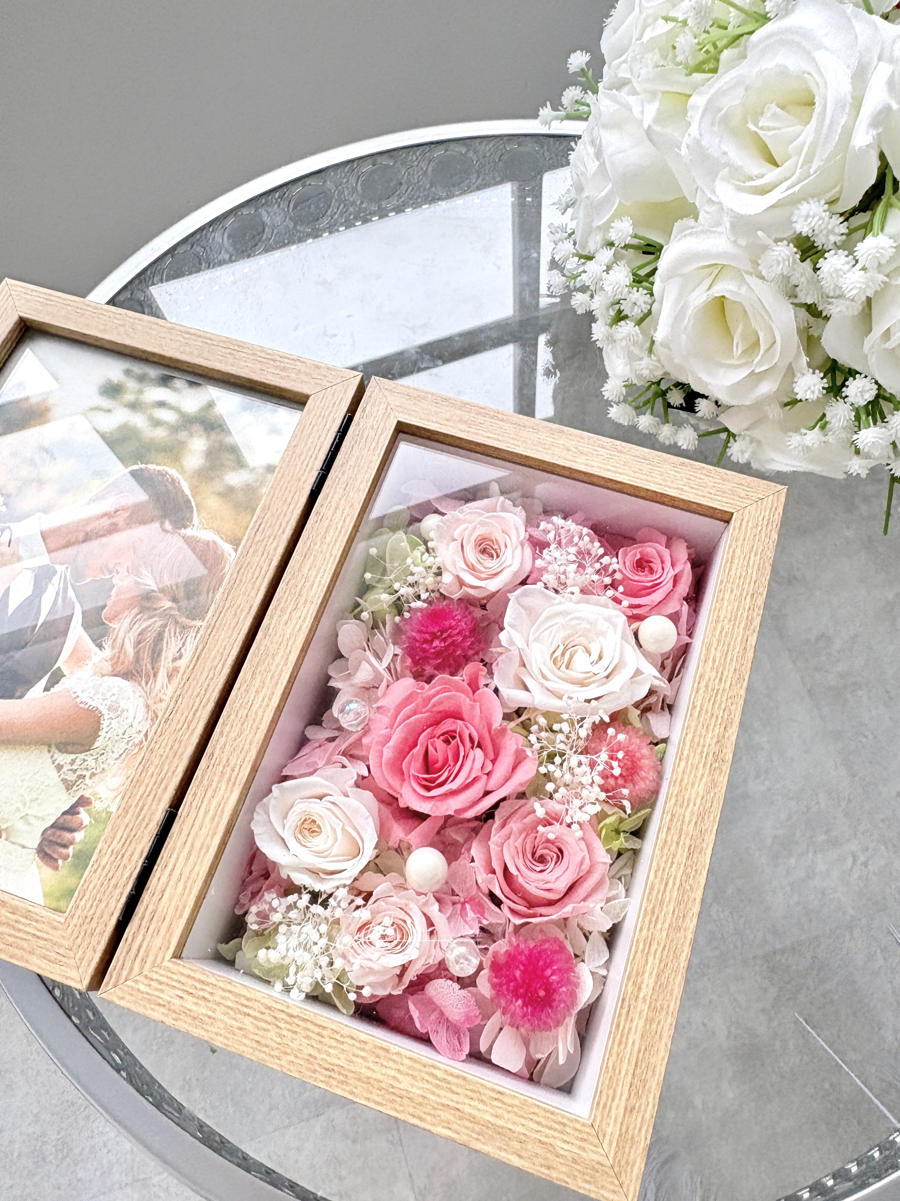 華やかピンクのフォトフレームアレンジ/結婚祝い/新築祝い/誕生日/クリスマス/ギフト