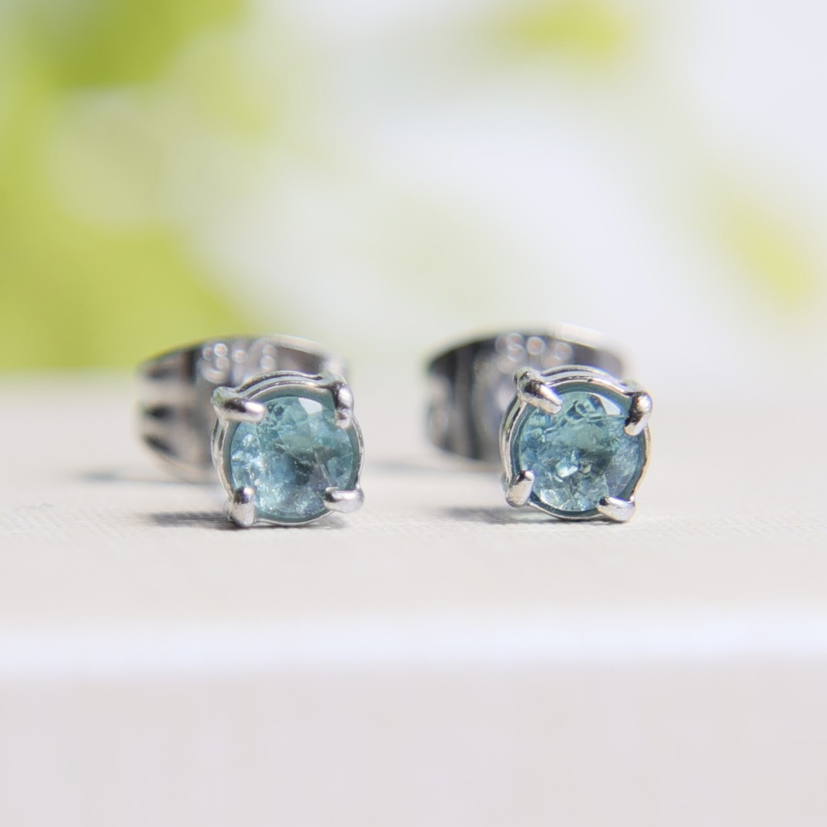 海の雫　天然トルマリン一粒ピアス