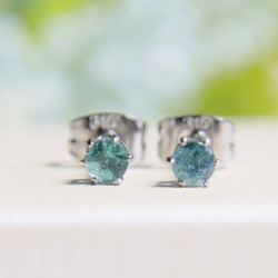 高品質透明感グリーントルマリン原石片耳ピアス1点物 高品質透明感グリーントルマリン原石片耳ピアス1点物