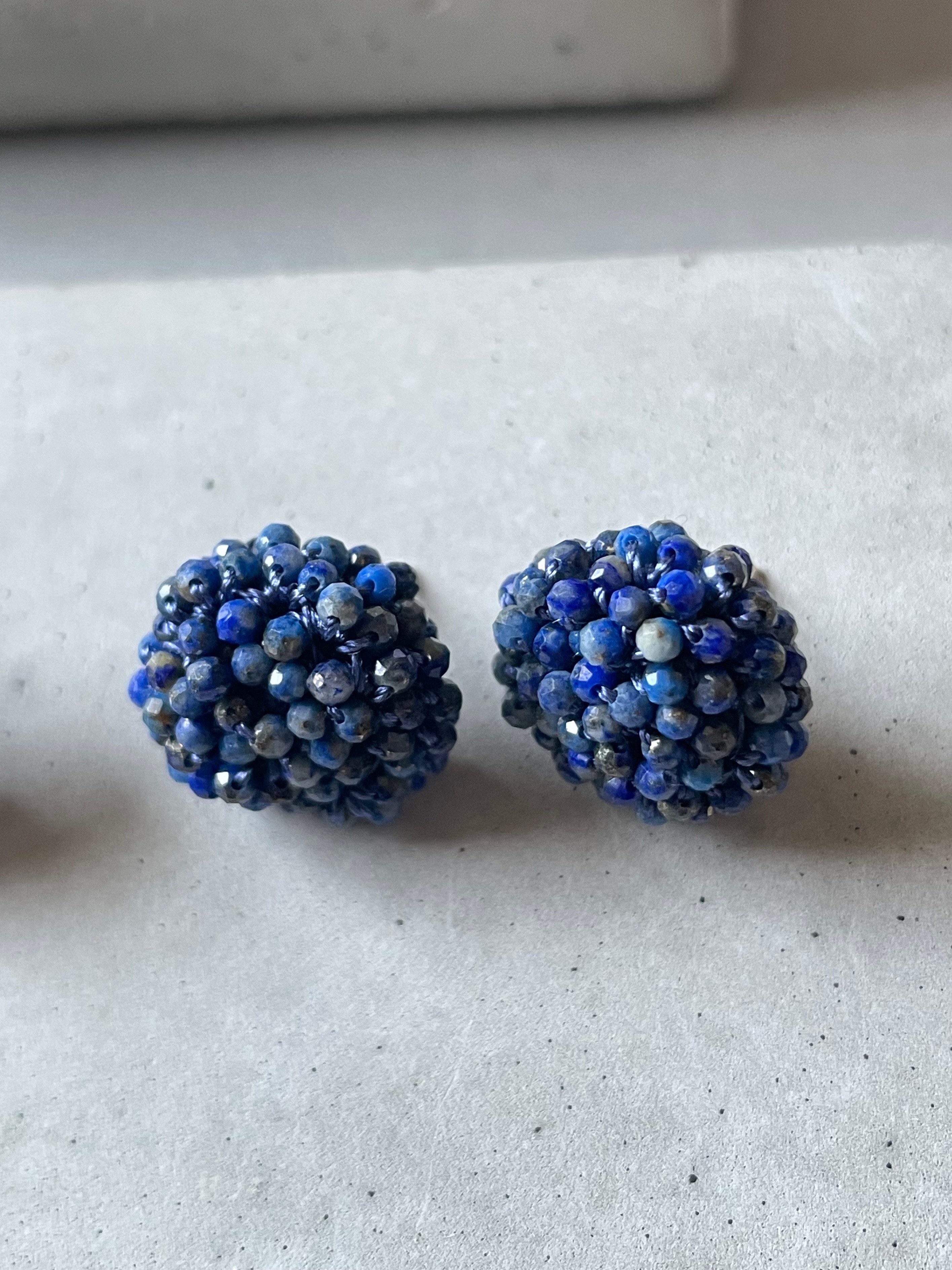 蕾 ― 夜空にきらめくラピスラズリの耳飾り　ピアス　14kgf 天然石  絹糸