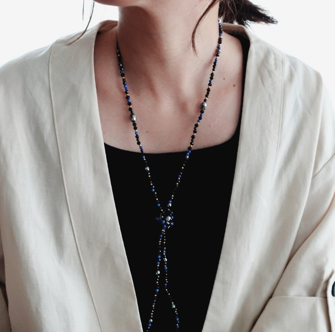ラピスラズリとブラックのロングネックレス ∕ アレンジ自在・100cm サージカルステンレス 天然石 秋色