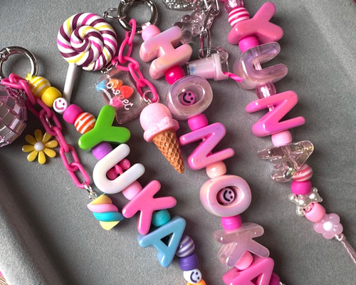 じゃれ猫　　手染めビーズ 　じゃらじゃらキーホルダー　チャーム じゃれ猫 手染めビーズ じゃらじゃらキーホルダー チャーム