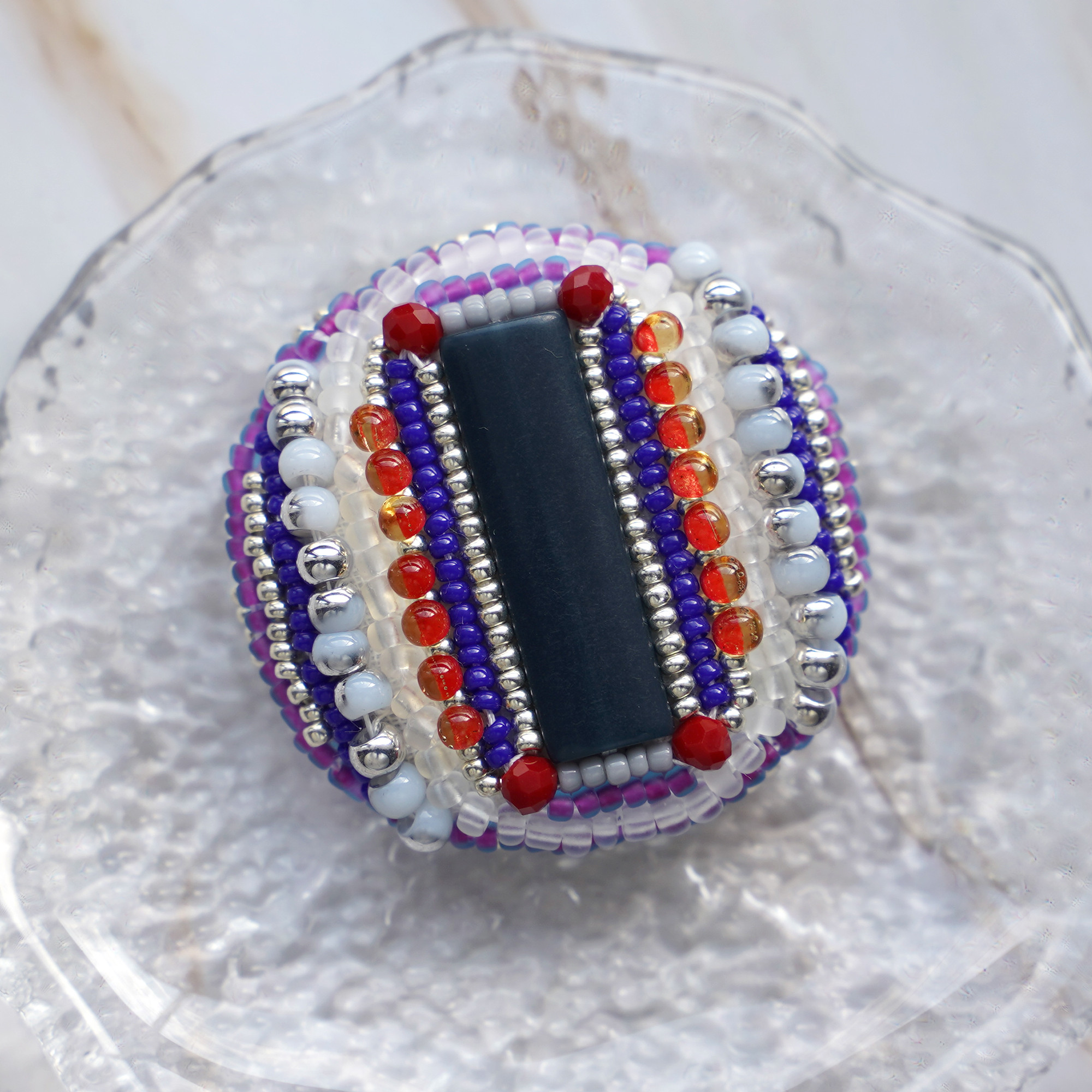 おしゃべりなブローチ No.1｜ビーズ刺繍の大ぶりデザイン｜ネイビー・ホワイト・オレンジ｜個性的な一点物｜胸元に物語を