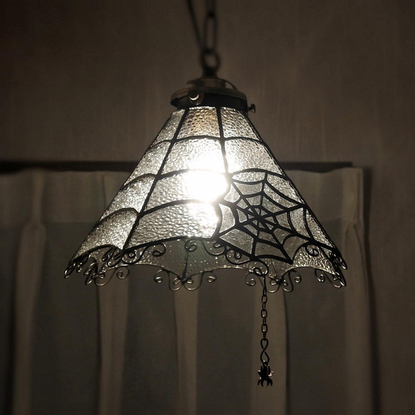 ステンドグラス　蜘蛛の巣にハロウィンだ～♪ 蜘蛛の巣ランプ ステンドグラス 照明 ペンダント クモ