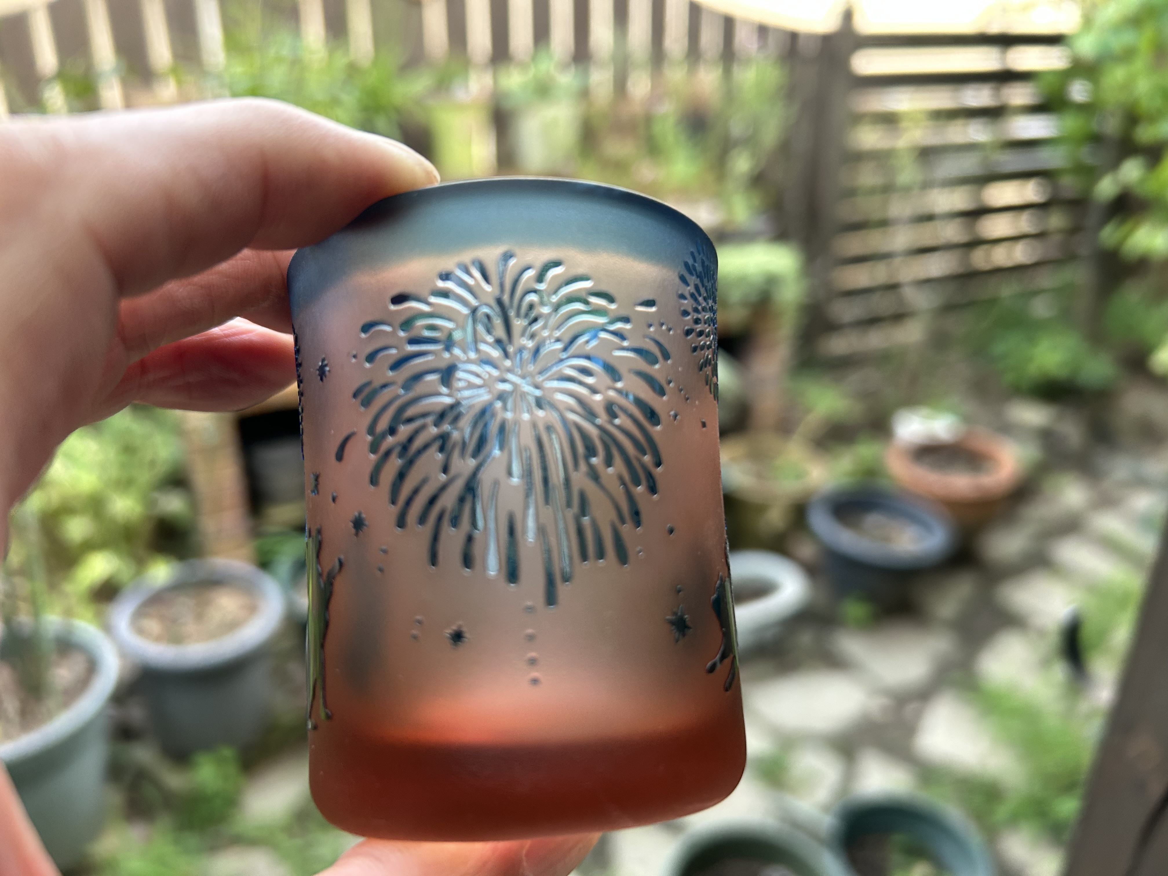 犬の花火見物　2色被せガラスにサンドブラスト