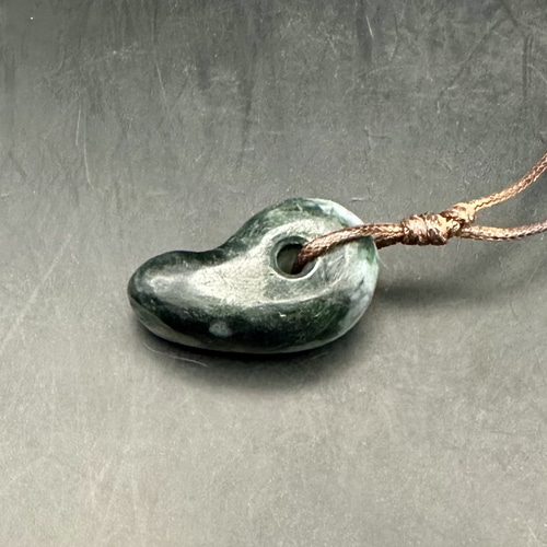 ✳高品質とろとろのロウカン‼️ 糸魚川翡翠勾玉　本物の極上品をお持ちくださ… 糸魚川翡翠(金山谷産) SA 勾玉 】 国産 糸魚川翡翠 ろうかん