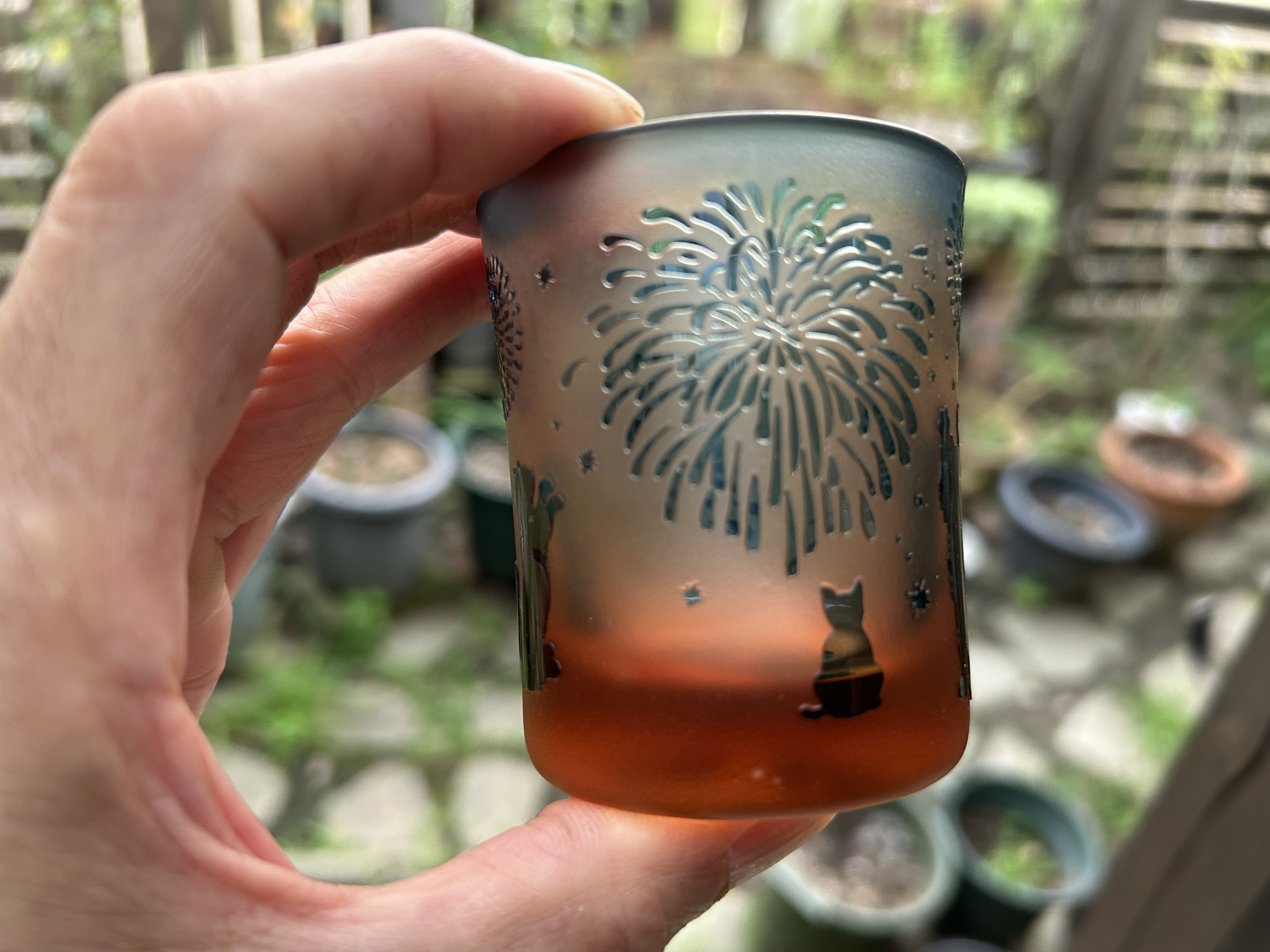 猫の花火見物　2色被せガラスにサンドブラスト