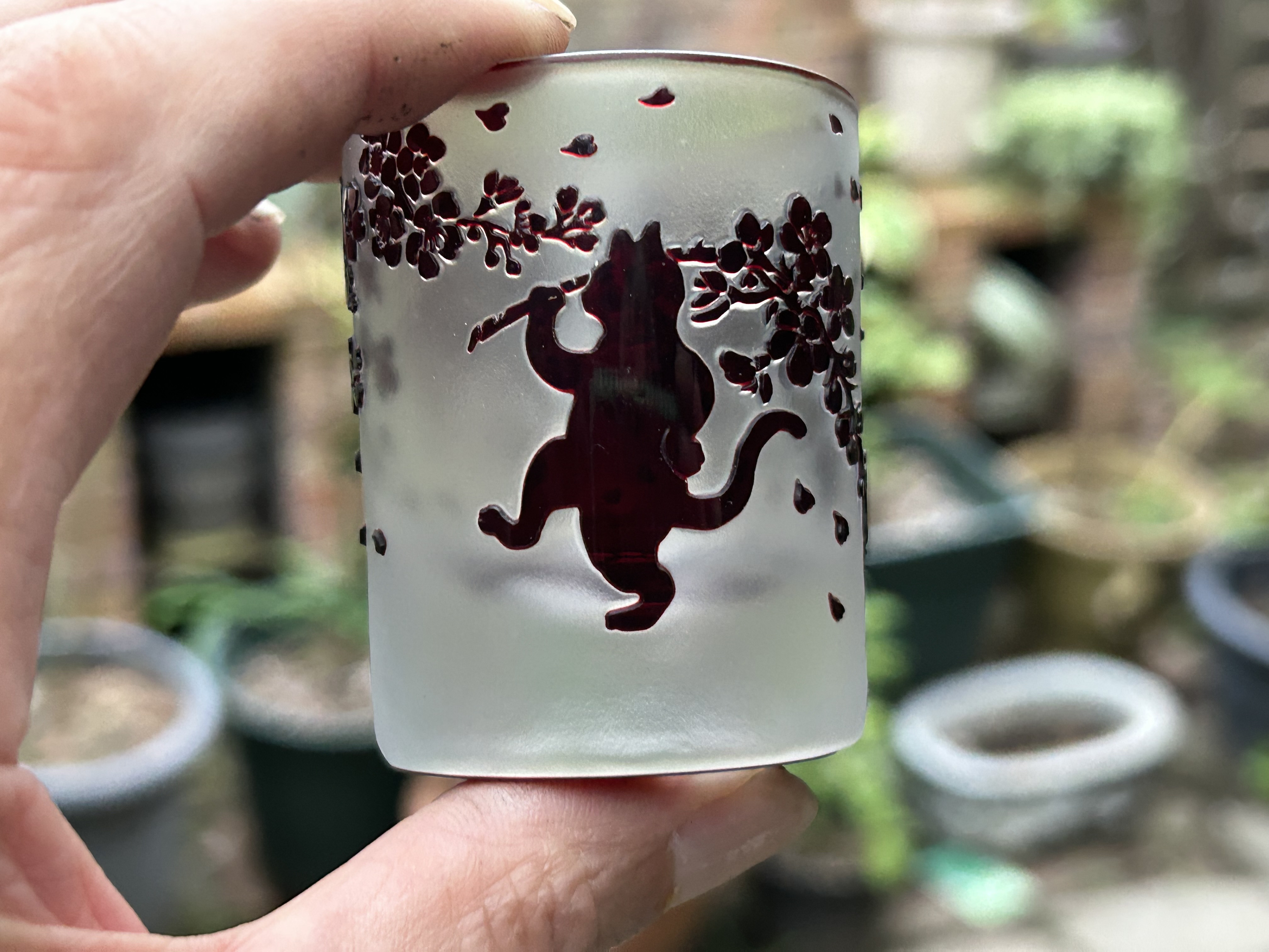 猫のお花見枝担ぎお猪口（あらあら、どこかで枝を拾って担ぎ出しました）