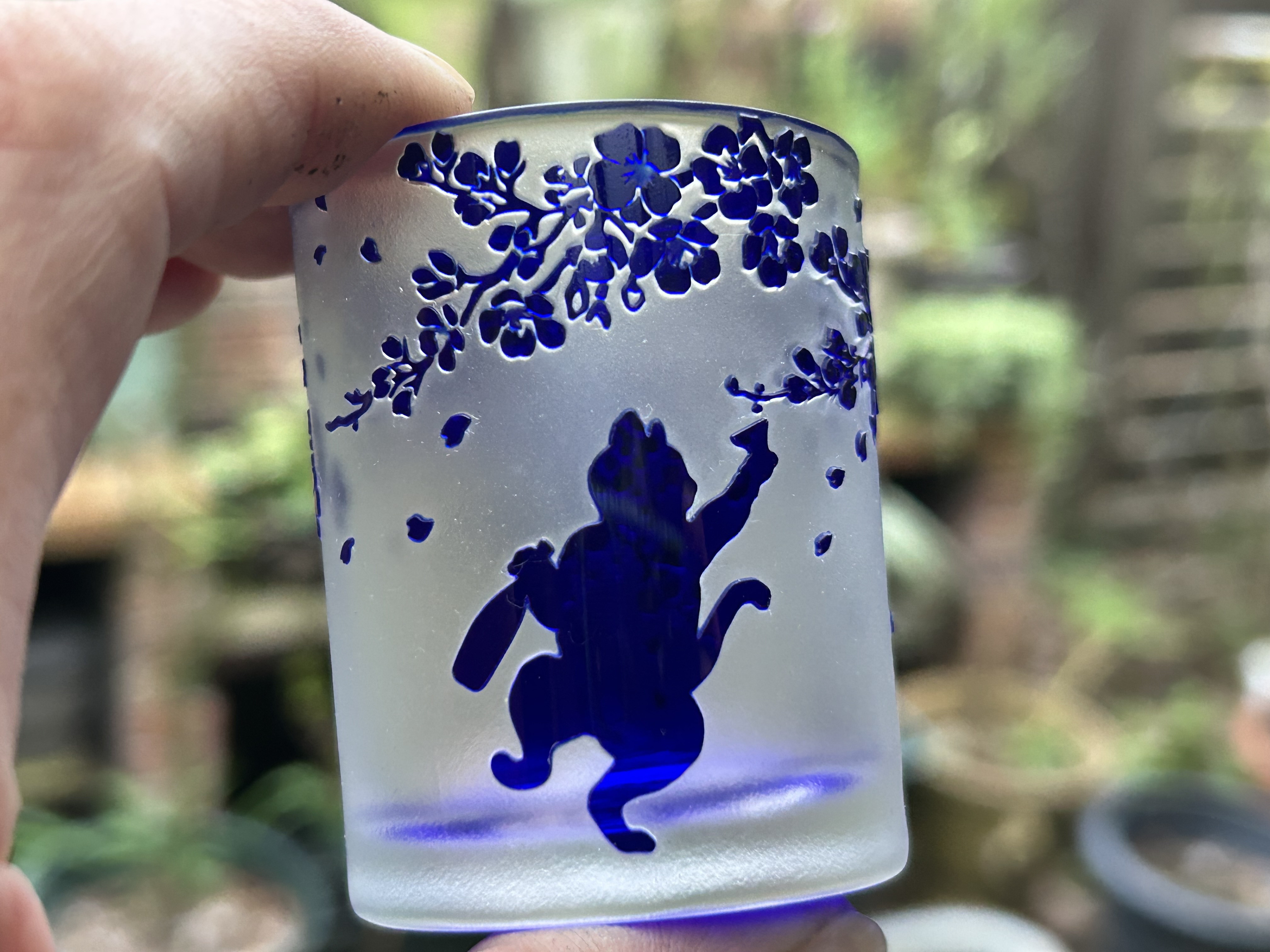 猫のお花見酔いどれお猪口（両手に一升瓶とお猪口、飲み過ぎですよ）