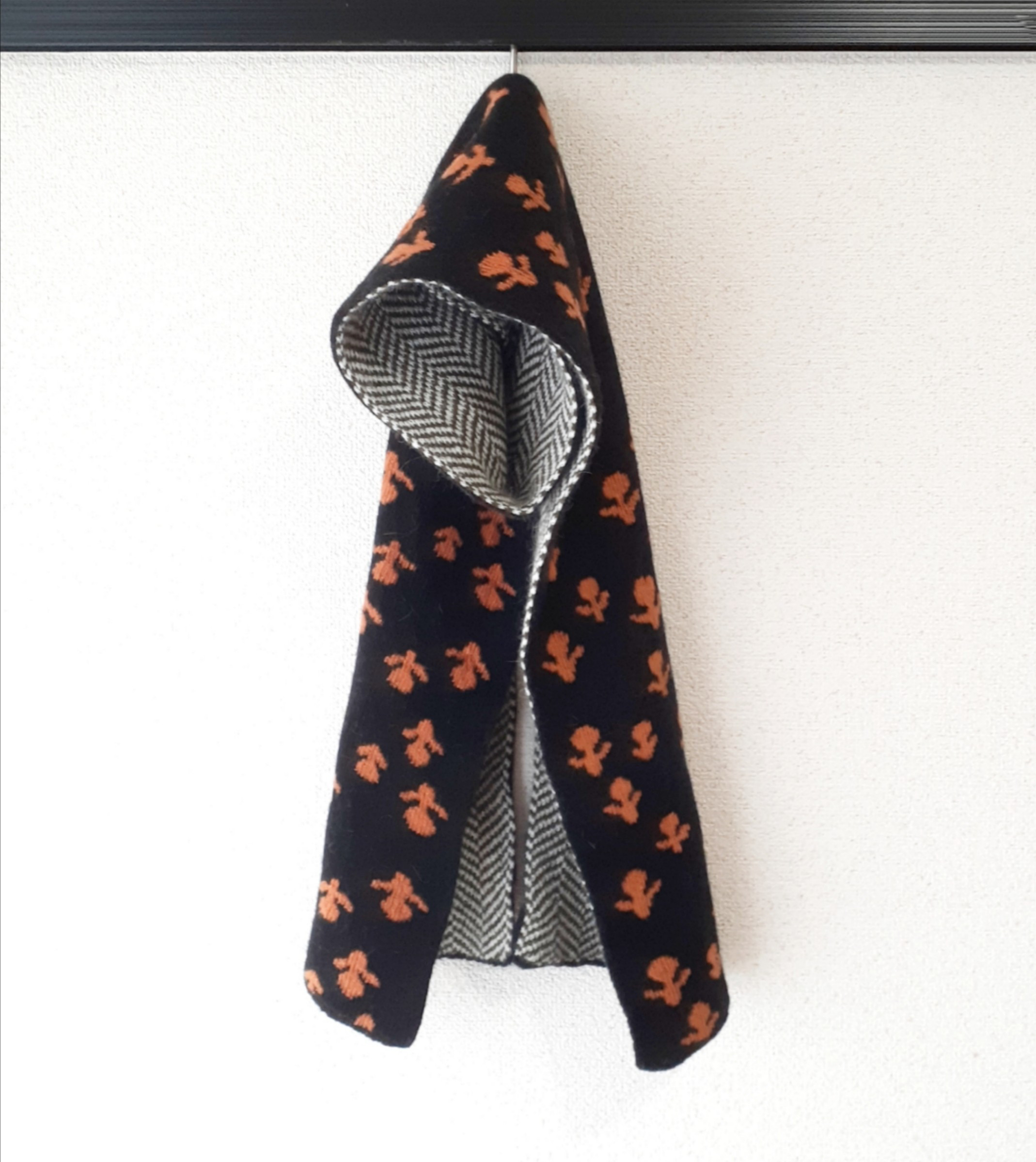 北欧風小花柄リバーシブルマフラー　黒系