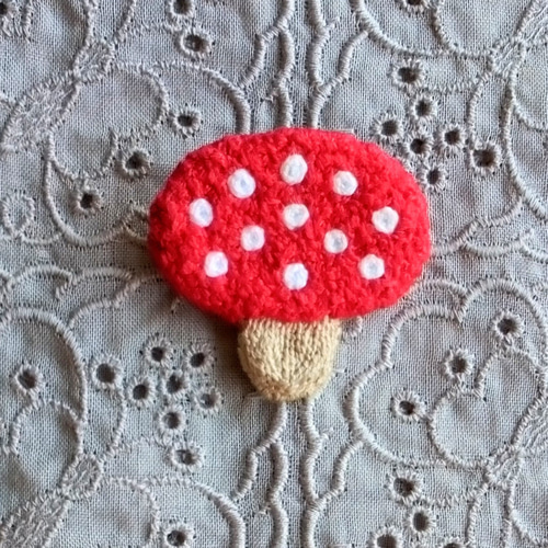 赤いキノコのモコモコ刺繍ブローチ 丸 秋冬新作2025 ブローチ みーやと