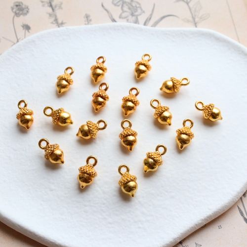 新作☆ミニどんぐりのチャーム ゴールド ビーズ handmade Moment