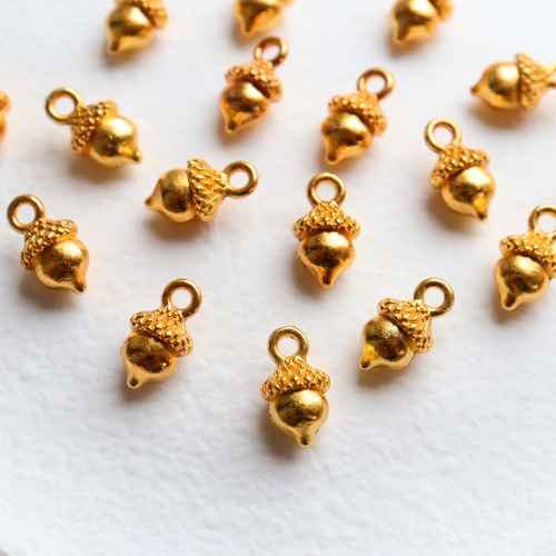 どんぐりチャーム　100個 新作☆ミニどんぐりのチャーム ゴールド ビーズ handmade Moment