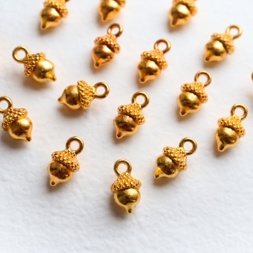 どんぐりチャーム　100個 新作☆ミニどんぐりのチャーム ゴールド ビーズ handmade Moment