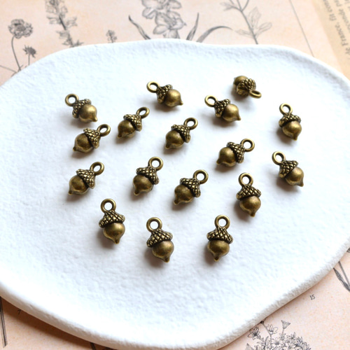 新作☆ミニどんぐりのチャーム 金属チャーム ブロンズ ビーズ handmade
