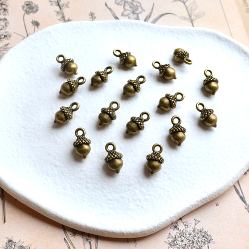 新作☆ミニどんぐりのチャーム 金属チャーム ブロンズ ビーズ handmade