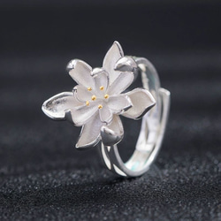 衣笠草の花のリング - 自然の美しさと伝統的な意匠が見事に融合